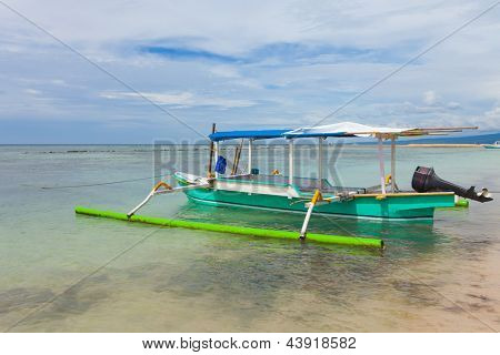 Barca da pesca nella baia sull'isola di Gili Air di Bali, Indonesia