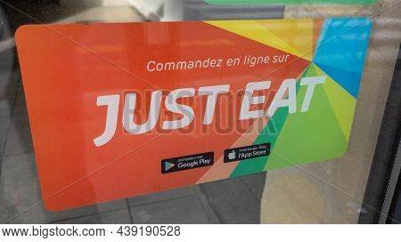 Bordeaux , Aquitaine France - 11 05 2021 : Just Eat Sign Brand And French Text Logo On Windows Resta