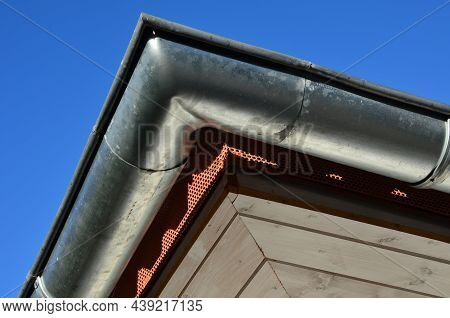 Under The Edge Of The Roof Is A Ventilation Strip Is Attached To The Gutter Bar. It Serves To Close 