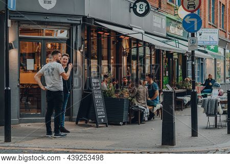 London, Uk - October 23, 2021: People Outside Caravan Coffee Shop In Exmouth Market, A Semi-pedestri