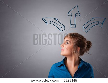 Schöne junge Dame denken mit Pfeilen overhead