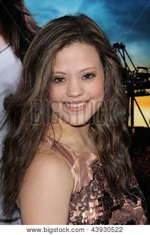 LOS ANGELES - 26 MAR: Sarah Jeffery arriva alla «Rouge» LA Premiere a ArcLight Hollywood Th