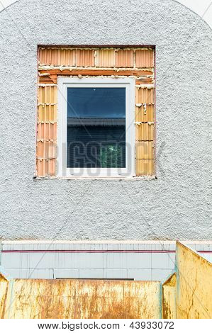 en un viejo nuevas ventanas se instalan para ahorrar en los costos de calefacción. renovación de casas antiguas y sanieung