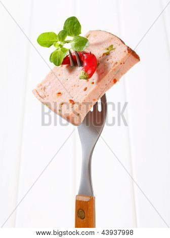plátek leberkase a chili pepper jehle na rozcestí