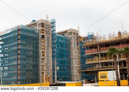 Brasilia Df, Brazil, November 10, 2021: New Construction On Apartment Buildings In The 103 And 106 B
