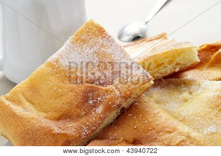 nogle stykker af coca amb sucre, en typisk catalansk kage, serveret på tidspunktet, morgenmad