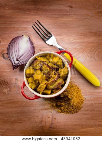 spezzatino di seitan al curry e cipolle