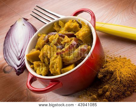 spezzatino di seitan al curry e cipolle