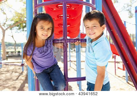 Jungen und Mädchen auf Klettern Frame im Park