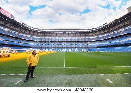 MADRID - 8 marts: Arbejdstager tjener Santiago Bernabeu stadion marts 8, 2012 i Madrid, Spanien. Stadiu