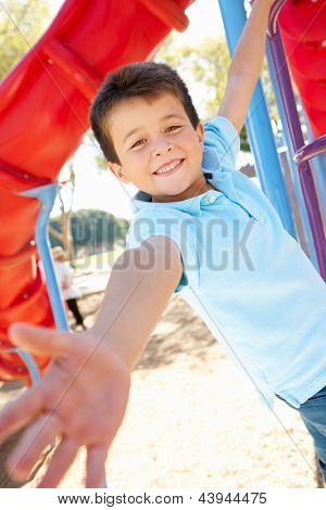 Junge auf Klettern Frame im Park