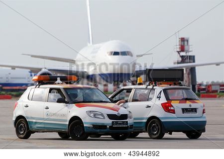 Moskva - 22 maj: Fly og airdrome bil Følg mig på Domodedovo lufthavn, 22 maj 2012, Moskva, R