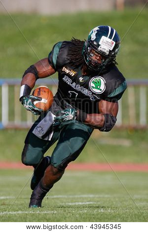 Wien, Itävalta - 29 Huhtikuu: RB Tunde Ogun (#1 lohikäärmeet) juoksee pallon kanssa 29. huhtikuuta 2012 Vien