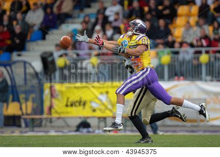 Vídeň, Rakousko - 13. května: WR Laurinho Walch (#81 Vikingové) netrefí míček na květen 13, 2012 ve Vídni,