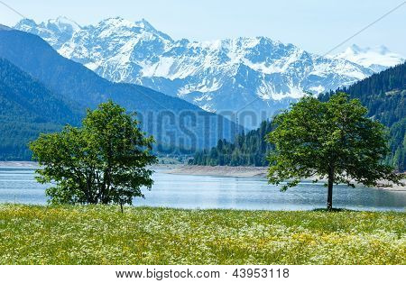 Reschensee sommer landskab (Østrig).