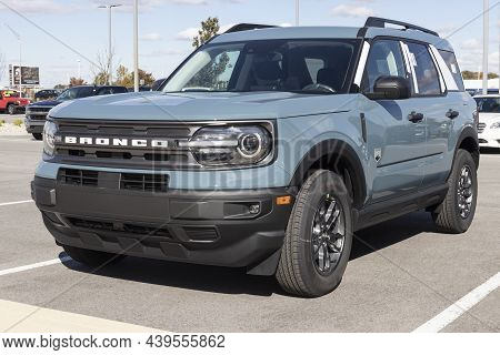 Ford Bronco Display At A Dealership. Broncos Can Be Ordered In A Base Model Or Ford Has Up To 200 Ac