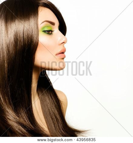 Haare. Schöne Brünette Mädchen. Gesunde, lange braune Haare. Frau für die Schönheit-Modell mit grünen Make-up. Trendige