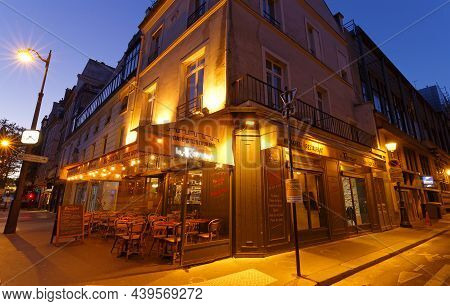 Paris, France- November 06 , 2021 : The Traditional Parisian Restauarant Le Rempart . It Locatednear