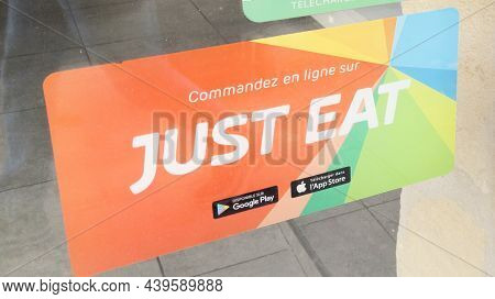 Bordeaux , Aquitaine France - 11 05 2021 : Just Eat Sign Brand And French Text Logo On Windows Resta
