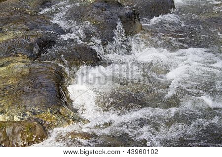 Kleiner Wasserfall im felsigen stream