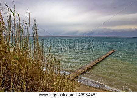 Mare onde boardwolk in legno in Sabunike
