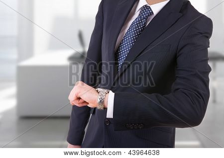 คนธุรกิจที่ตรวจสอบเวลาของเขา twatch wris