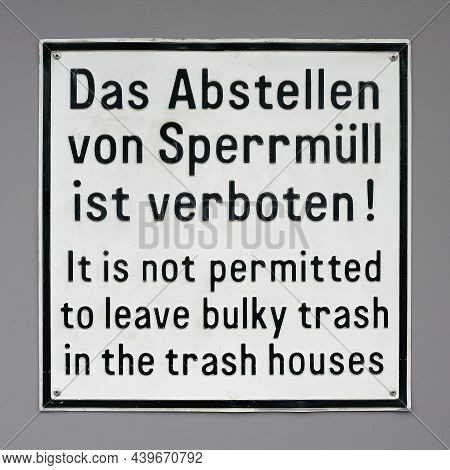 Sign With The Inscription It Is Not Permitted To Leave Bulky Trash In The Trash Houses (das Abstelle