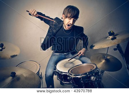 若い男ドラム