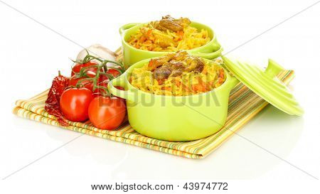 Köstlichen Pilaf mit Gemüse, isolated on white