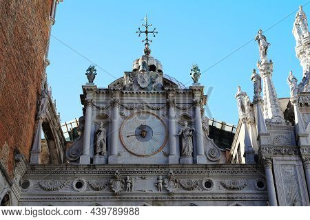 Venice, Italy - May 18, 2018: This Is The Clock Above The Foscari Arch Gallery In The Palace Of Doge
