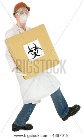 Cientista e caixa de papelão