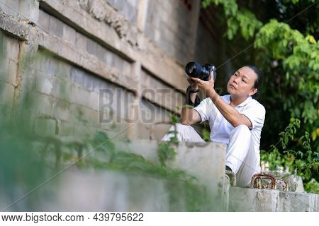 Professional Asian Chinese - Thai Camera Man Posture And Focus In Viewfinder And Led Screen On Mirro