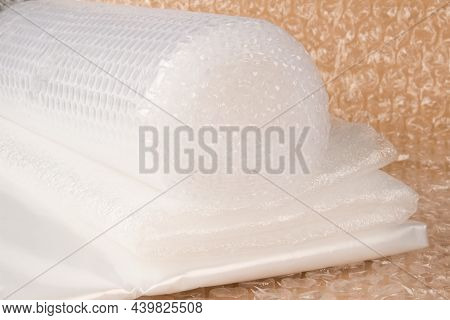Different Types Of Plastic Packaging Materials - Foamed Polyethylen Sheets, Small And Large Bubblewr