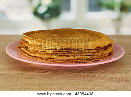หวาน pancakes ในจานบนโต๊ะในห้องครัว
