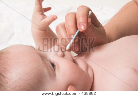 Baby Noze pleje med vatpind