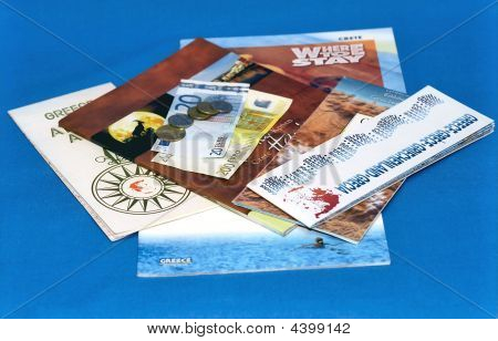 Billetes de euro en los mapas y folletos