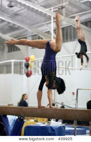 Gymnaste de compétition sur poutre