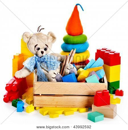Juguetes de los niños con oso de peluche y cubos. Aislado.