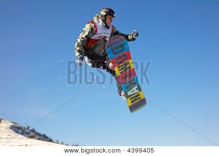 Snowboard Mensch extreme fliegen