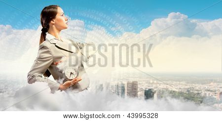 Immagine di giovane imprenditrice holding alarmclock contro illustrazione