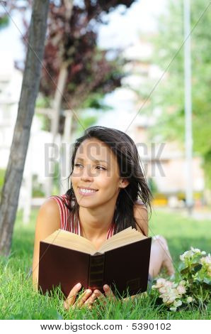 Junge Frau im Green Park, Buch und lesen