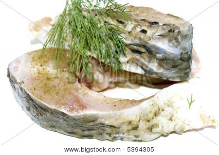 Pezzi freschi di carpa