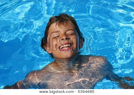 Posměváčkem zábava v bazénu