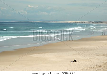 Lone Person på nær øde sandstrand