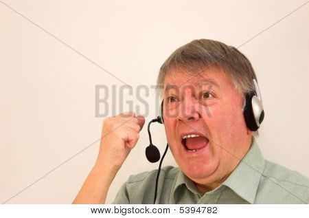 Mand med Headset ryster knytnæve og råbe eller hepper
