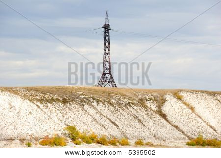 Højspændingslinie og elektricitet Pylon på kysten af floden.