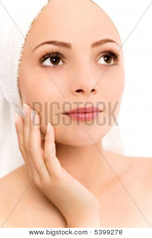 Junge Frau Gesicht berühren