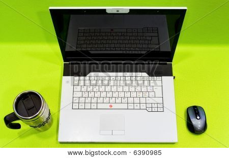 Laptop, Cup und Maus