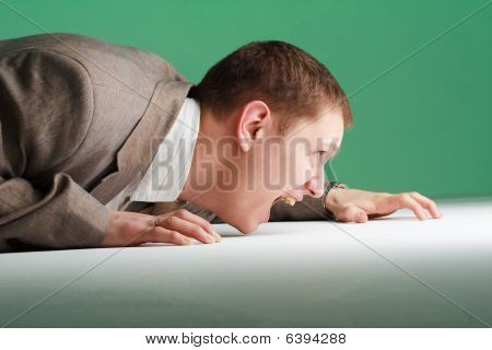 Salientou o homem de negócios jovem