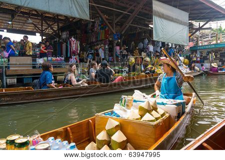 RATCHABURI, THAILAND - MARCH 24: Local peoples sell fruits, food and souvenirs at famous tourist attraction Damnoen Saduak floating market on March 24, 2014 in Ratchaburi, Thailand.